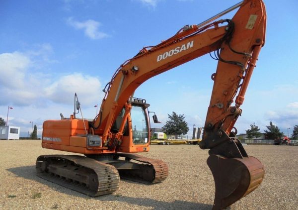 Pelle sur chenilles Doosan DX180LC