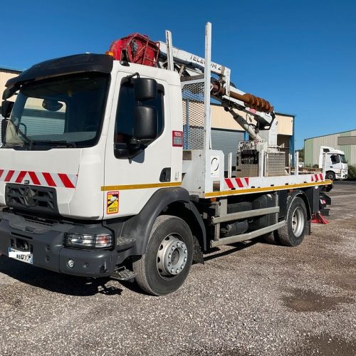 Camion grue tarière