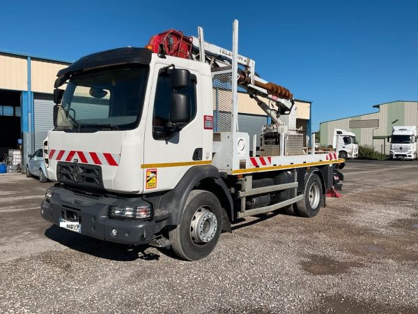 Camion grue tarière